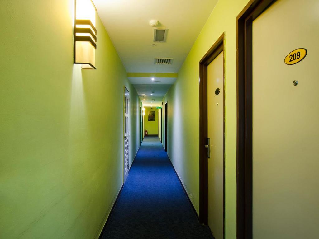 Eight Days Boutique Hotel - Mount Austin Johor Bahru Bagian luar foto